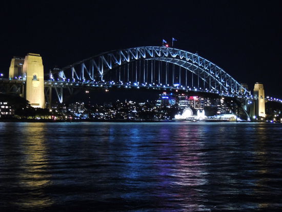 Postkarte an Oma und Opa
Herzliche Grüße an euch. Bisher hat alles gut geklappt und wir freuen uns über die vielen tollen Dinge, die wir schon gesehen haben. Bis bald.