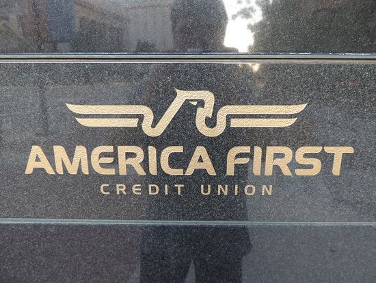 Unsere booking Bewertung:
Sehr geehrtes Little Amerika,
du siehst von außen sehr ansehnlich aus, doch das wahre Herz schlägt innen und dafür ist das Management verantwortlich. Wir hatten eine Reservierung, gültige Pässe und Bargeld, aber keine Kreditkarte. Das Schicksal hat dafür gesorgt, dass sie uns abhanden kommt. Das hat dich nicht beeindruckt und eine helfende Lösung anzubieten scheint nicht deine Stärke zu sein. Sogar unser Kautionsangebot wurde abgelehnt. In einer herzlosen und unfreundlichen Art hast du uns vor die Tür gesetzt und unsere Reservierung gecancelt. God bless Little Amerika, doch das große amerikanische Herz schlägt außerhalb deiner Mauern.