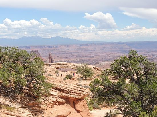 Zuerst geht es zum Mesa Arch, natürlich zu Fuß. Dieser Bogen fasziniert uns sehr.