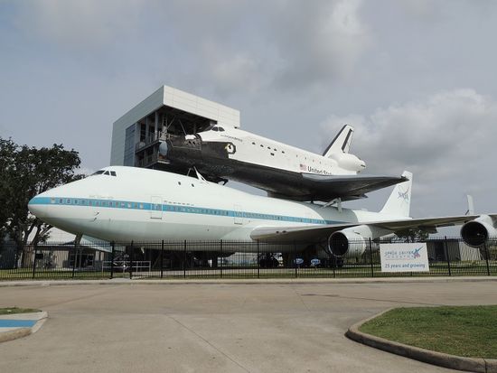 Postkarte an Irene
Liebe Grüße aus Houston an die Ostsee. Dieses Jahr müsste es doch mit einem tollen Ostseewetter klappen.
Houston ist dir ja auch bekannt und du kannst unsere Erlebnisse hier sicher gut nachvollziehen. Das Konzert war der Knaller. Bis ganz bald.