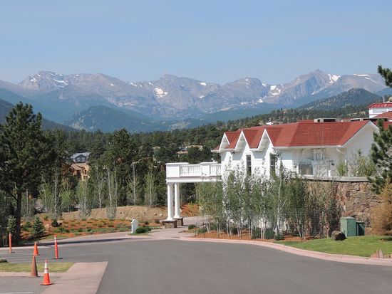 im Hintergrund die Filmkulisse