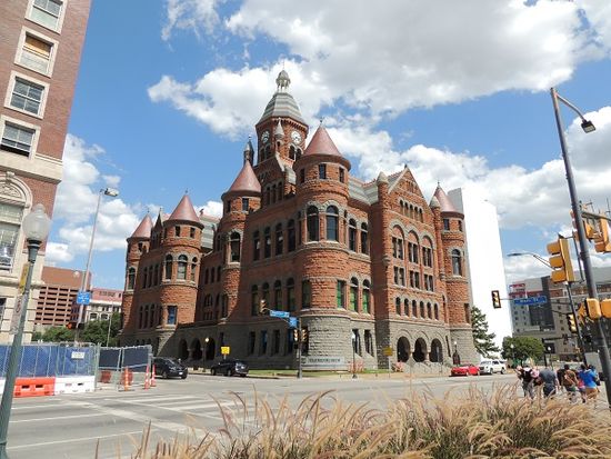 Dallas Historic District
Postkarte an Brita
Wir hoffen, du hattest einen schönen Urlaub in der Heimat mit guten Freunden. Sicher bist du nun schon wieder auf Rückreise. Wir senden herzliche Grüße nach Rio in Brasilien und hoffen auf ein baldiges Wiedersehen.