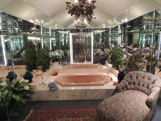 Hier der Knaller, JR´s Badezimmer!