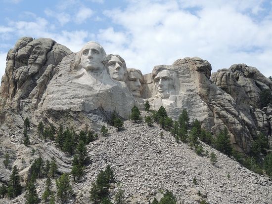 Mount Rushmore mit den Herren Präsidenten George Washington (1. US-Präsident), Thomas Jefferson (3.), Theodore Roosevelt (26.) und Abraham Lincoln.