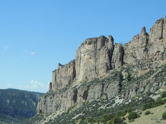 Durch den Canyon geht die Fahrt weiter.Die Sandsteinformationen sind wirklich toll und nach jeder Kurve anders.