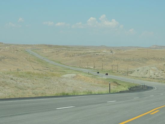 mitten durch die Ölfelder