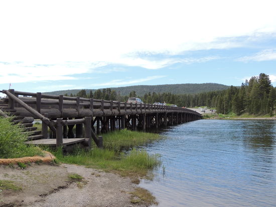 Postkarte an Martina und Egbert
Liebe Grüße an euch aus dem Yellowstonepark im fernen Amerika. Traumhafte Landschaften und Abenteuer ohne Ende, das sind die Vokabeln unserer Reise. Ein kleines Geheimnis hätten wir noch zu berichten. Aber das kommt, wenn wir wieder zu Hause sind.