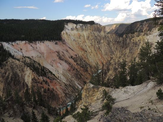 Gelbe Steine prägen den Namen.