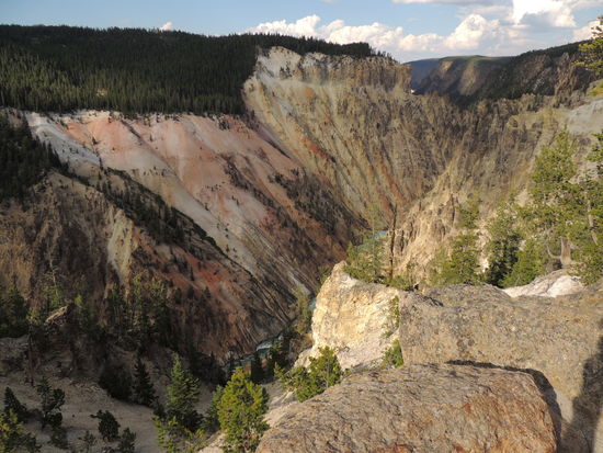 Postkarte an Birgit
Hallo, meine Liebe,
viele Grüße aus „America is beautiful“. Der Yellowstone ist auf jeden Fall, ein unbeschreibliches Naturwunder! Er ist die ganze Aufregung wert. Aber du weißt ja, improvisieren müssen wir täglich. Darin sind wir stark.