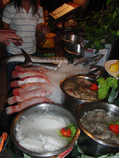 Abends gibts Barbecue. 
Fisch aussuchen...