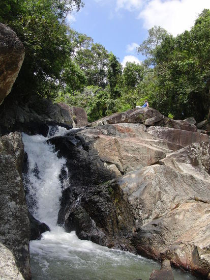 Der berühmte Than Sadet Wasserfall!! (erstreckt sich über mehrere hundert Meter)
