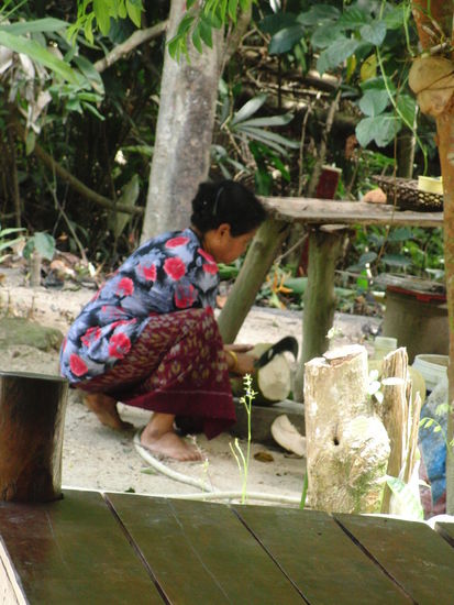 und hier bei der Arbeit (unsere Kokosnuss vorbereiten)