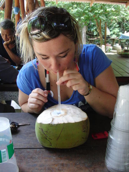 und schon können wir unsere Kokosnuss genießen. Erst leertrinken...