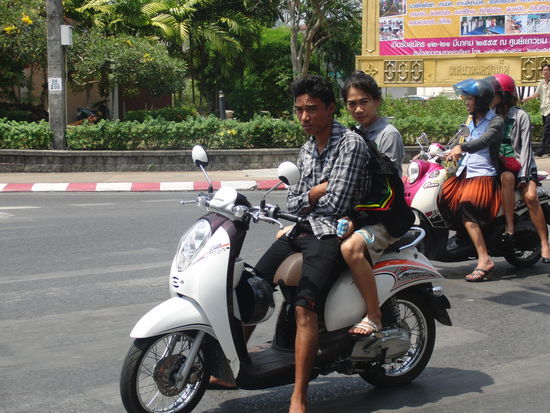 Typisch Thai: Alle fahren Roller...
