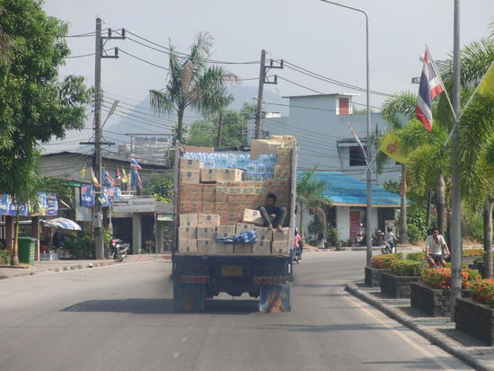 Ansonsten nimmt uns der Wassertransporter mit Sicherheit mit