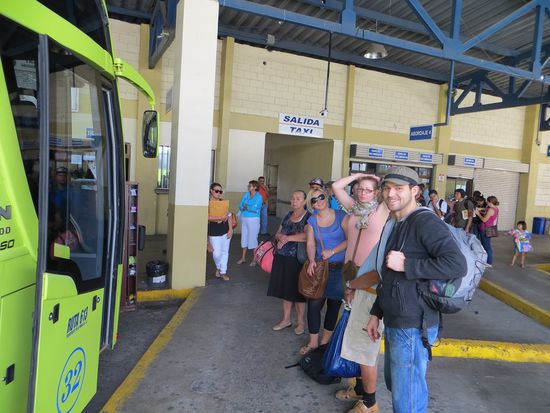 Schlange stehen vor dem Bus nach Manuel Antonio