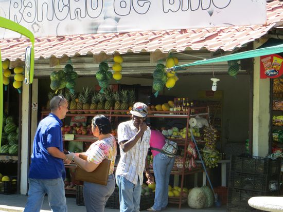 Buntes Treiben auf einem Rastplatz zwischen San José und Manuel Antonio