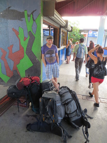 Busbahnhof in Quepos: Klare Aufgabenverteilung:
Männer bewachen das Gepäck, während die Damen mit ihren perfekten Spanischkenntnissen Fahrkarten kaufen.