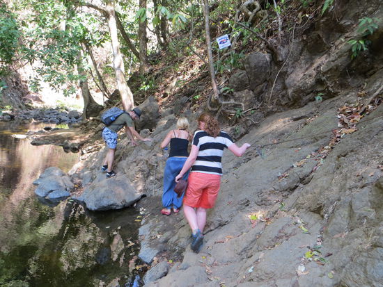 ..unterwegs zu Wasserfall Nr.1... (Man beachte Caro's Schuhwerk!! Während wir anderen in festem Schuhwerk unterwegs sind meistert Caro den Weg in Flip-Flops!!! Und Linda hat sich nicht in die Hose gemacht!!!!)