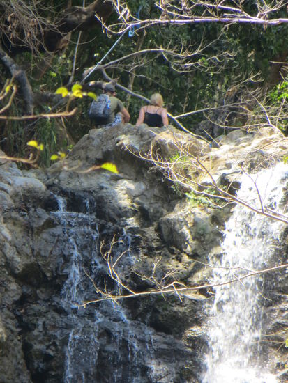 Caro und Sven fast am Ziel: Zwischen Wasserfall 2 & 3 (Gut, dass Daniels Kamera so einen guten Zoom hat