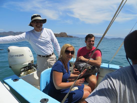 Caro und Sven werden zum Tauchen "abtransportiert