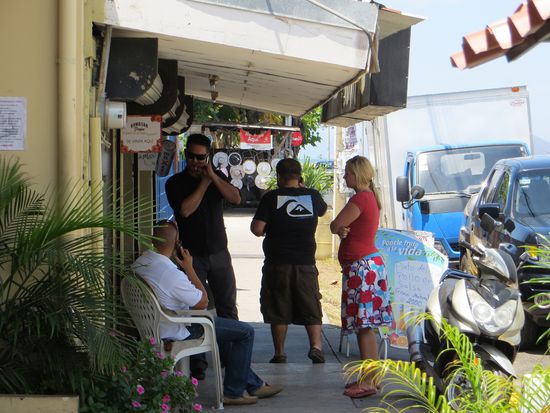 Caro organisiert das Taxi - bzw. lässt gleich mehrere hilfsbereite Ticos ein Taxi organisieren