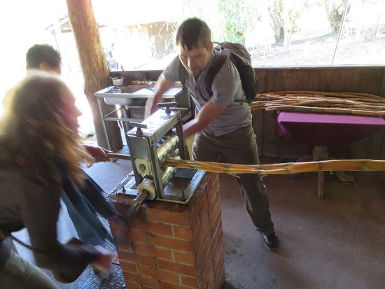 Linda und Sven "pressen" das Rohr aus