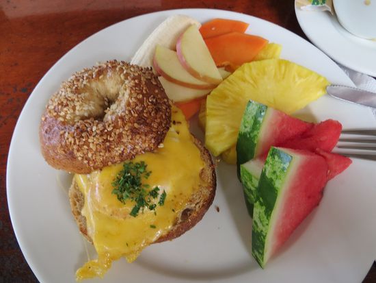 köstliches Frühstück: Bagel mit Spiegelei und Käse überbacken, dazu frisches Obst und hervorragender Kaffee