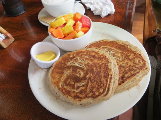oder Pancakes mit Obstsalat