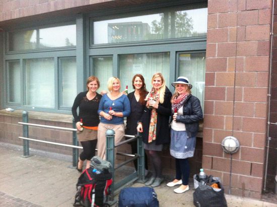 In bester Gesellschaft: Evi, Caro, Inga, Ivi und Steffi - sowie in Gedanken schon bei uns Lena