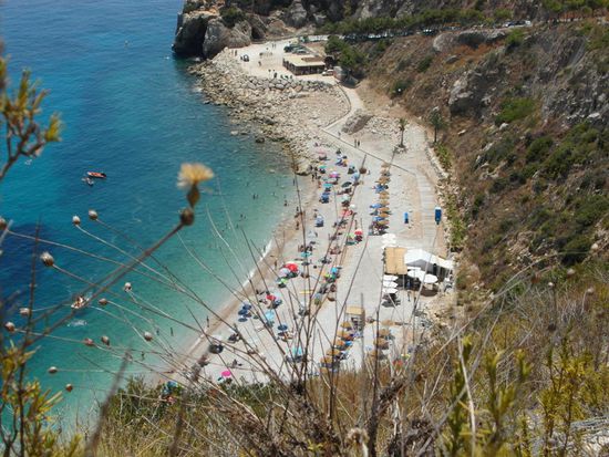 Traumstrand mit Steinschlag-Feeling