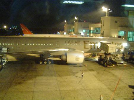 Das ist unsere Boeing 777. So gross, dass ich sie nicht vollstaendig fotografieren konnte Wir haben uebrigens in dem Teil gesessen, den man hier nicht mehr sehen kann.