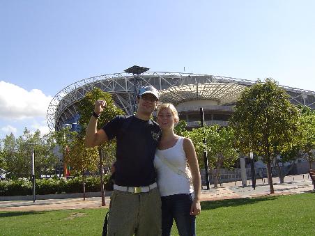 Sarah und ich vor dem Olympia-Stadion.