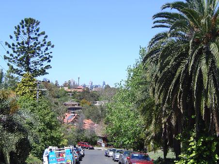 So laesst es sich wohnen - und man beachte, dass es KEINE Fotomontage ist. Die Palme rechts und der Skyline-Blick sind echt