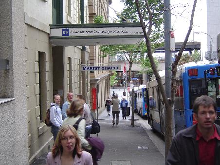 Unsere Schule - klein, gemuetlich und direkt am Bahnhof und Bushaltestelle (siehe rechts)
