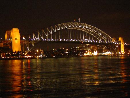 Sydney Harbour Bridge - bei Nacht um einiges imposanter.