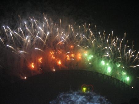 Traumhaft, die Brücke in einem riesigen Lichtermeer...
