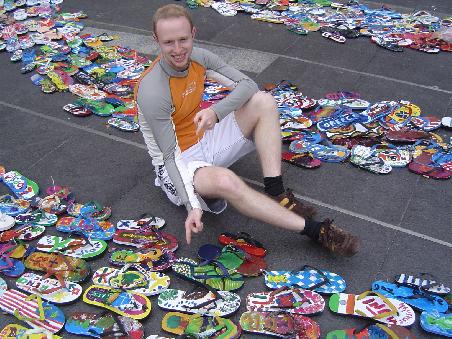 Dennis und sein Flip-Flop, direkt vor dem Circular Quay, als Teil eines wandernden Kunstwerks.
