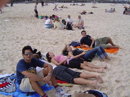 Chillen am Strand - voll bekleidet. Wer sind die denn eigentlich? Von links nach rechts: Giorgio (mein Roommate und typischer Italiener, d.h. sehr romantisch ), Joey und seine Schwester Anna (Islaender), dann Nanda (Hollaenderin und Ex-Freundin von Huub Stevens Sohn!!!!!) und zu guter letzt ICH