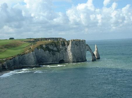 Die berühmten Felsentore von Etretat, hier der elegante Bogen "Falaise d'Aval".