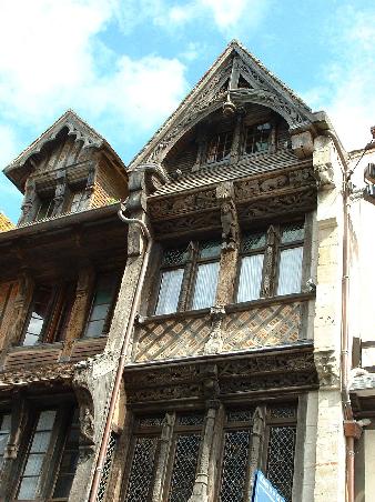 Das kunstvoll verzierte Salamanderhaus in Etretat stammt aus dem 14. Jahrhundert