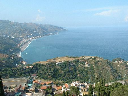Blick von Taormina auf die Küste