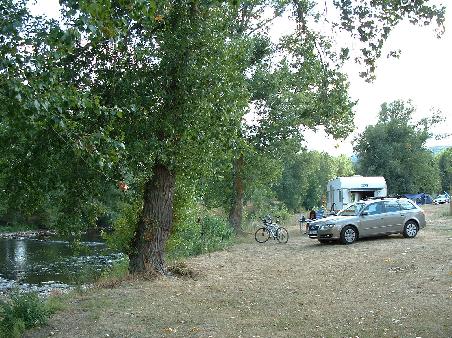Am Campingplatz - ein schönes Plätzchen direkt am Fluss