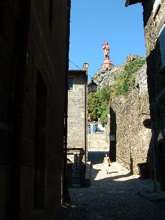 Blick auf die Marienstatue oberhalb der Kathedrale