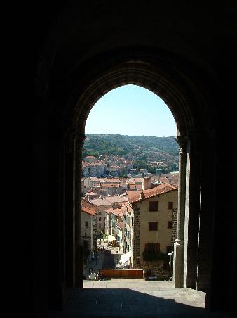Blick von der Kathedrale über die Dächer von Le Puy en Velay