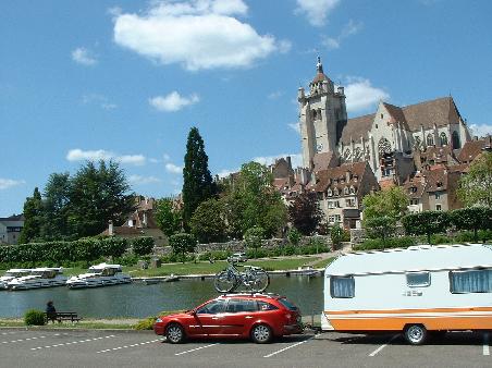 Rast am Ufer des Doubs mit Blick auf Notre Dame in Dole