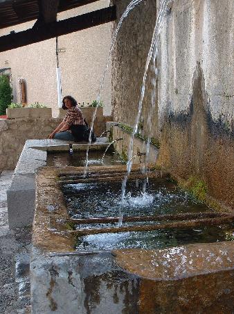 Überall in diesem Ort sprudelt irgendwo Wasser hervor