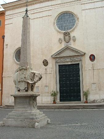 Santa Maria sopra Minerva mit Bernini Skulptur im Vordergrund