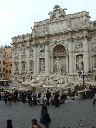 Fontana di Trevi - hier ist immer etwas los