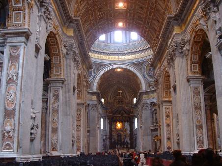Im Inneren der prachtvollen Basilika di San Pietro